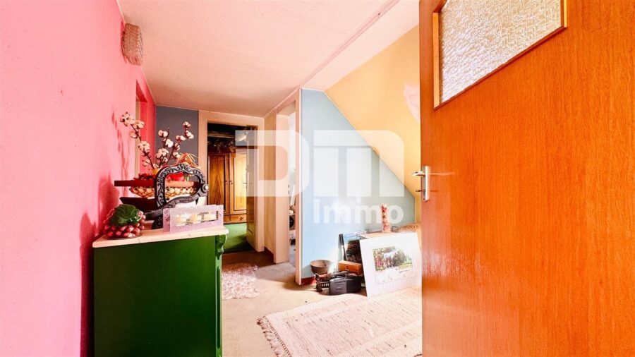 Ein- Zweifamilienhaus mit Innenhof, Balkon, Dachterrasse + Garage und zusätzliche Nutzflächen - DG Ausgebauter Dachboden
